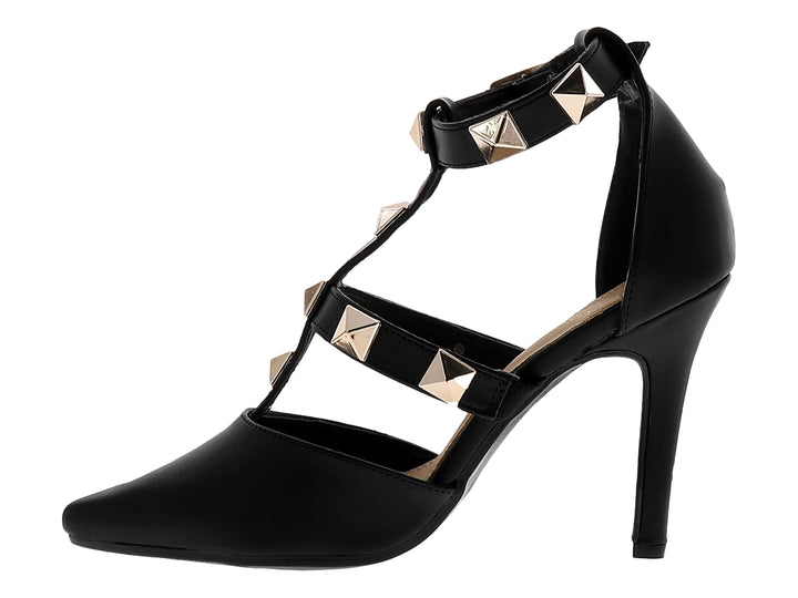 Zapato de tacón alto negro con tiras y remaches dorados, punta fina.