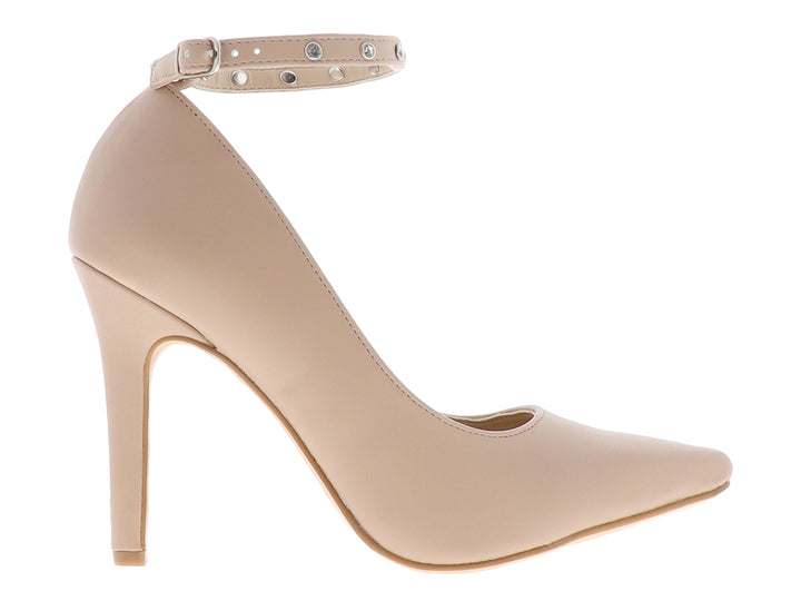 Zapato de tacón alto color beige con punta fina y correa al tobillo con detalles metálicos.