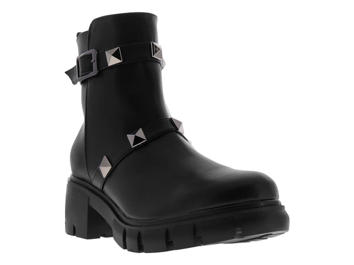 Botas negras de plataforma para mujer con detalles de tachuelas plateadas y correa ajustable en el tobillo.