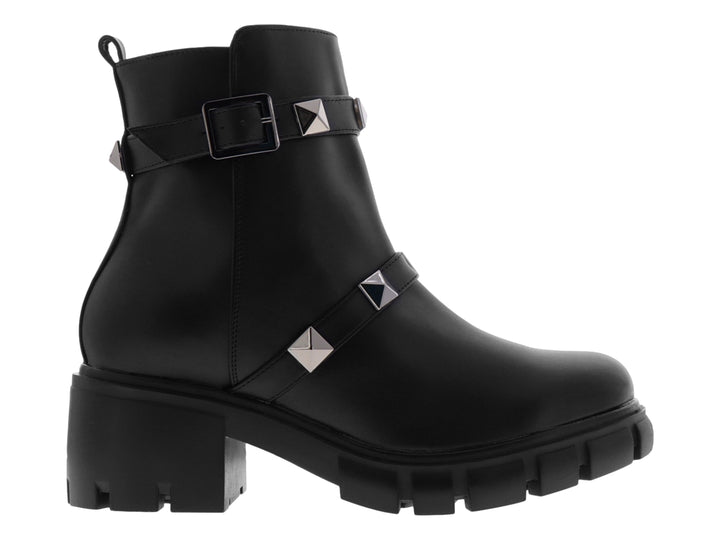 Botas negras de plataforma para mujer con detalles de tachuelas plateadas y correa ajustable en el tobillo.