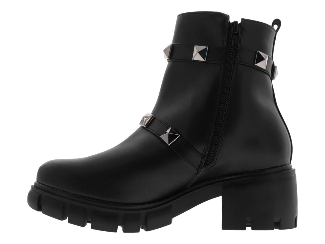 Botas negras de plataforma para mujer con detalles de tachuelas plateadas y correa ajustable en el tobillo.