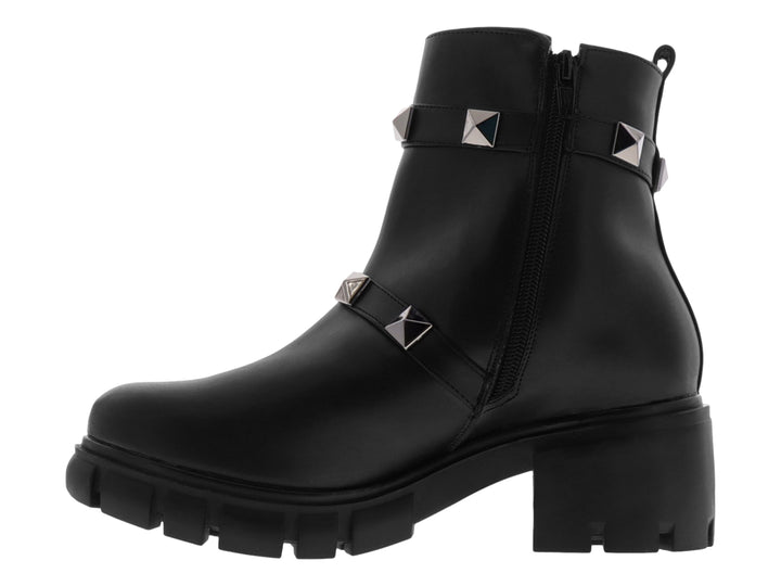 Botas negras de plataforma para mujer con detalles de tachuelas plateadas y correa ajustable en el tobillo.