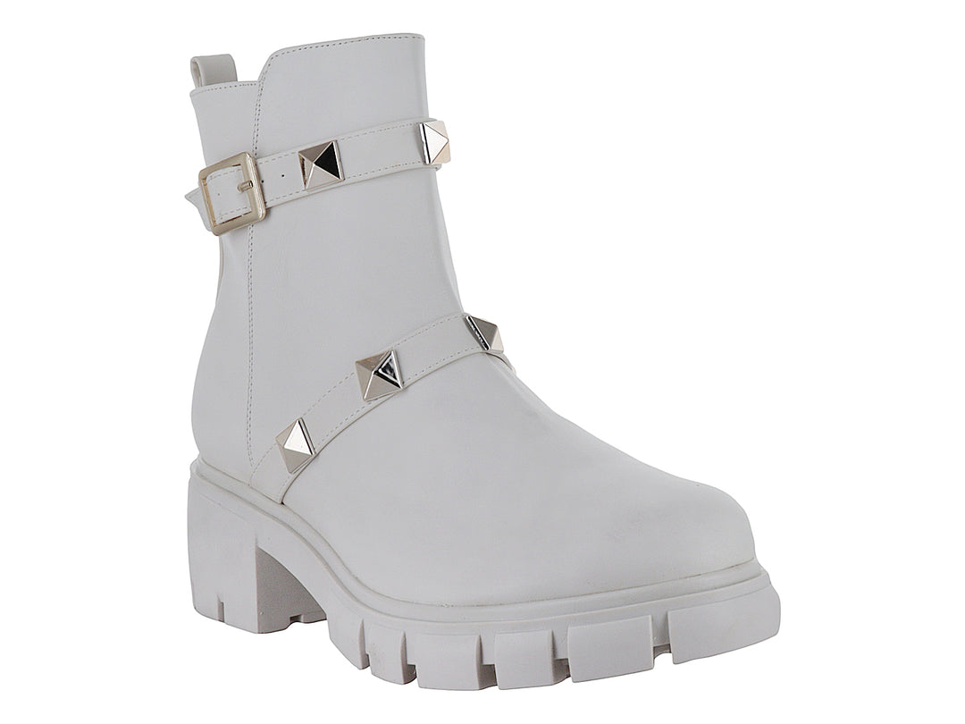 Bota blanca de plataforma con correas decoradas con tachuelas doradas y hebilla.