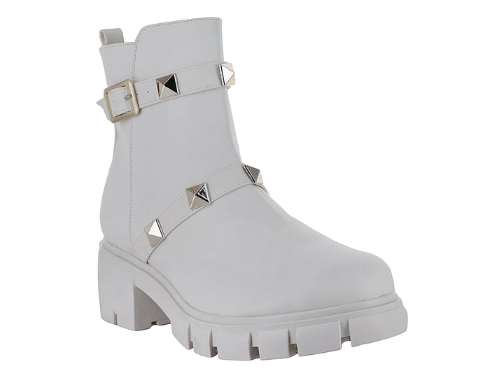 Bota blanca de plataforma con correas decoradas con tachuelas doradas y hebilla.