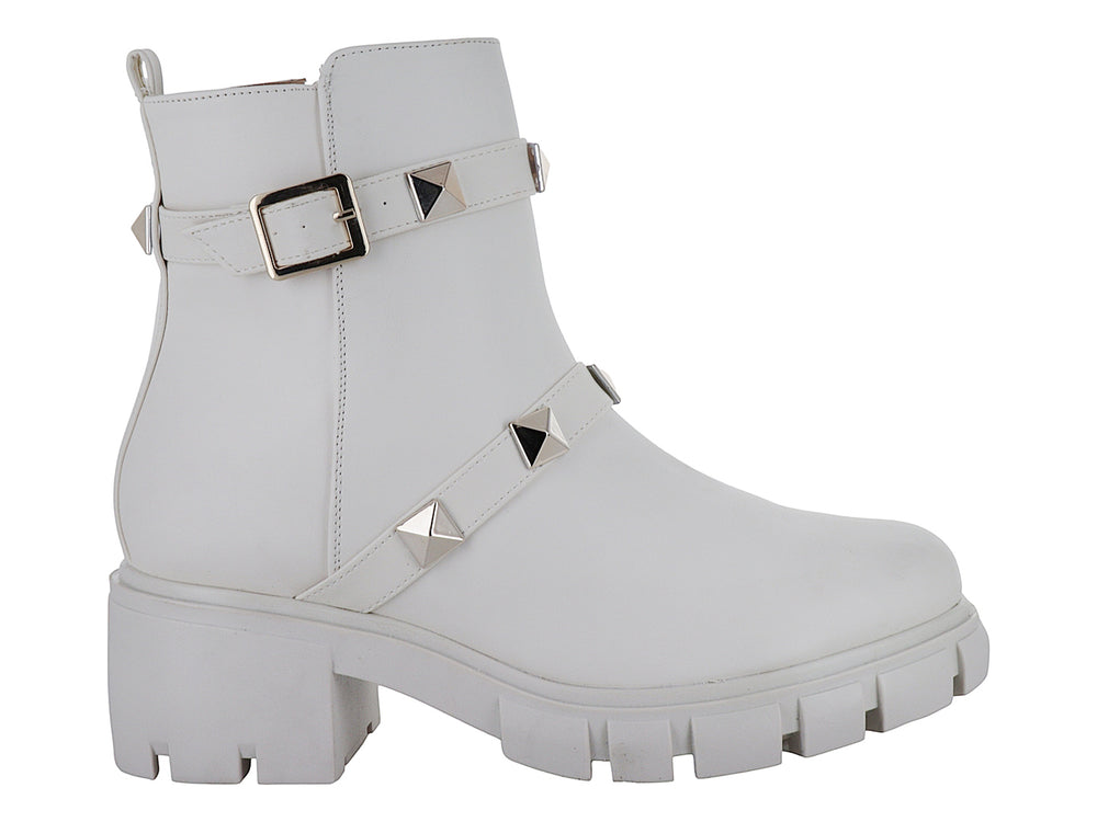 Bota blanca de plataforma con correas decoradas con tachuelas doradas y hebilla.
