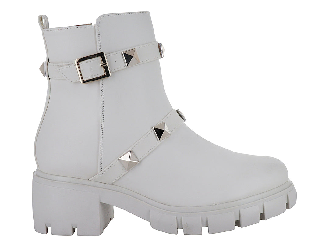 Bota blanca de plataforma con correas decoradas con tachuelas doradas y hebilla.