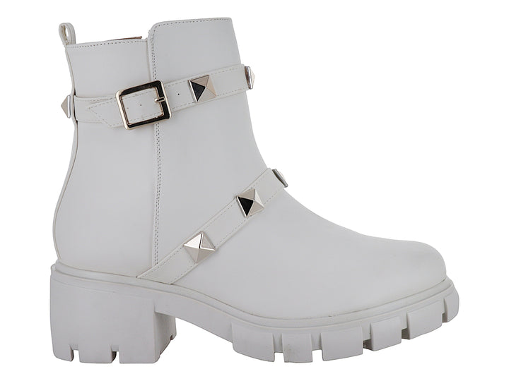 Bota blanca de plataforma con correas decoradas con tachuelas doradas y hebilla.