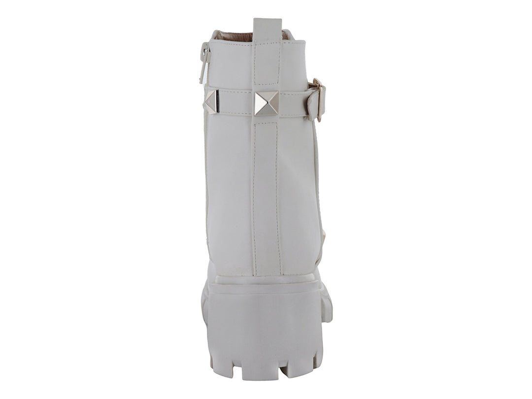 Bota blanca de plataforma con correas decoradas con tachuelas doradas y hebilla.