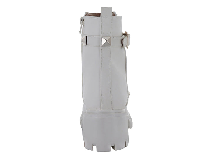 Bota blanca de plataforma con correas decoradas con tachuelas doradas y hebilla.