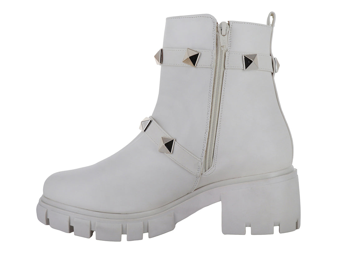 Bota blanca de plataforma con correas decoradas con tachuelas doradas y hebilla.
