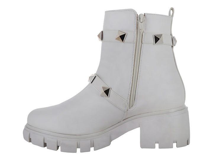 Bota blanca de plataforma con correas decoradas con tachuelas doradas y hebilla.