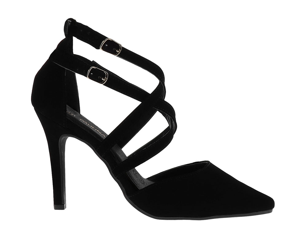 Zapato de tacón alto color negro con punta puntiaguda y tiras cruzadas con hebillas doradas.