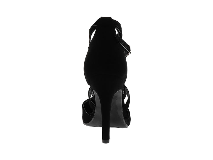Zapato de tacón alto color negro con punta puntiaguda y tiras cruzadas con hebillas doradas.