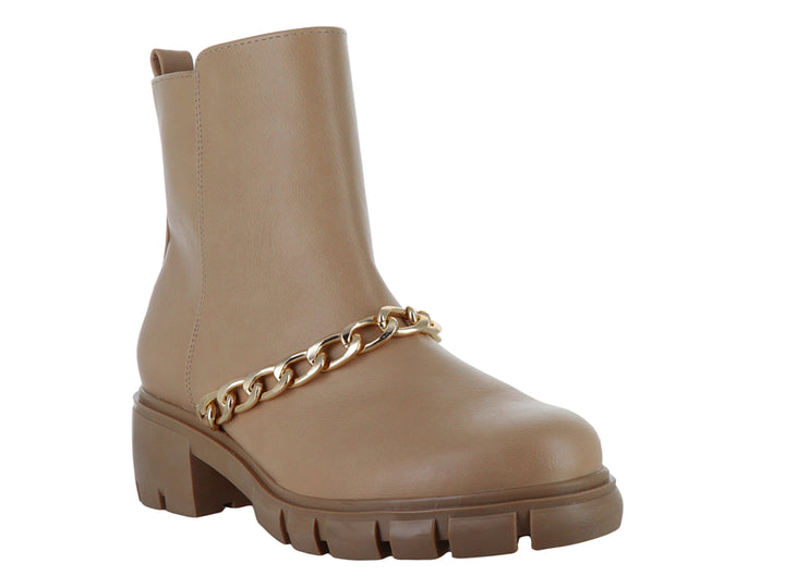 Bota de tobillo color beige con suela track y detalle de cadena dorada.
