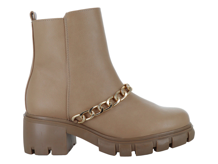 Bota de tobillo color beige con suela track y detalle de cadena dorada.