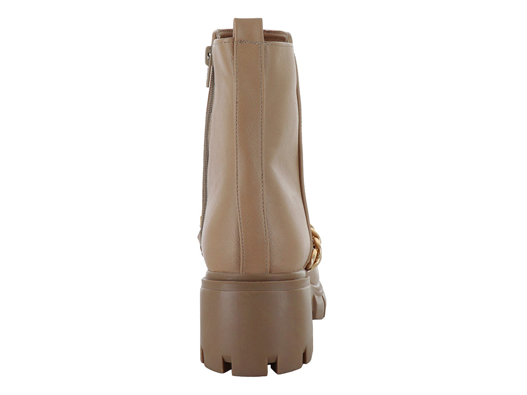 Bota de tobillo color beige con suela track y detalle de cadena dorada.