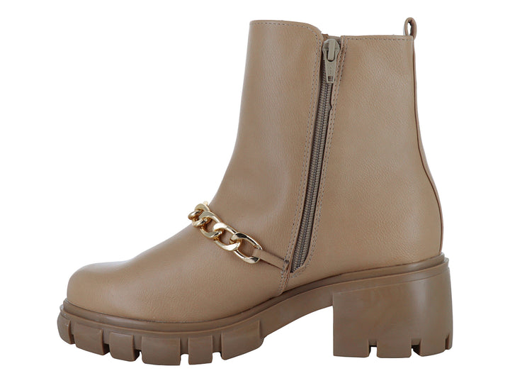 Bota de tobillo color beige con suela track y detalle de cadena dorada.