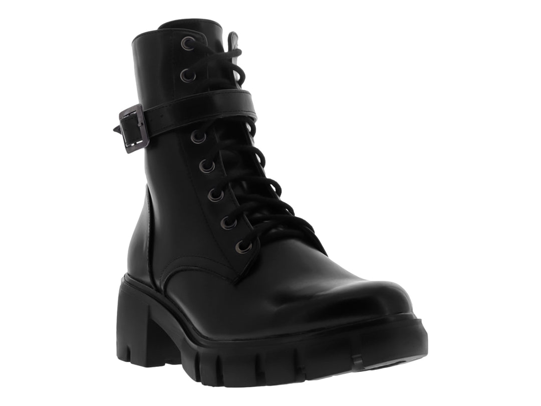 Botas negras de caña media con agujetas, hebilla lateral y suela track gruesa.
