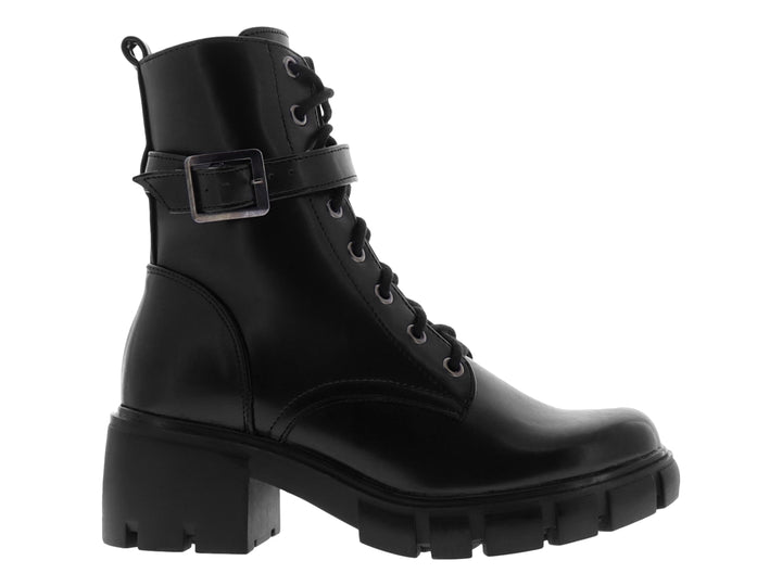 Botas negras de caña media con agujetas, hebilla lateral y suela track gruesa.