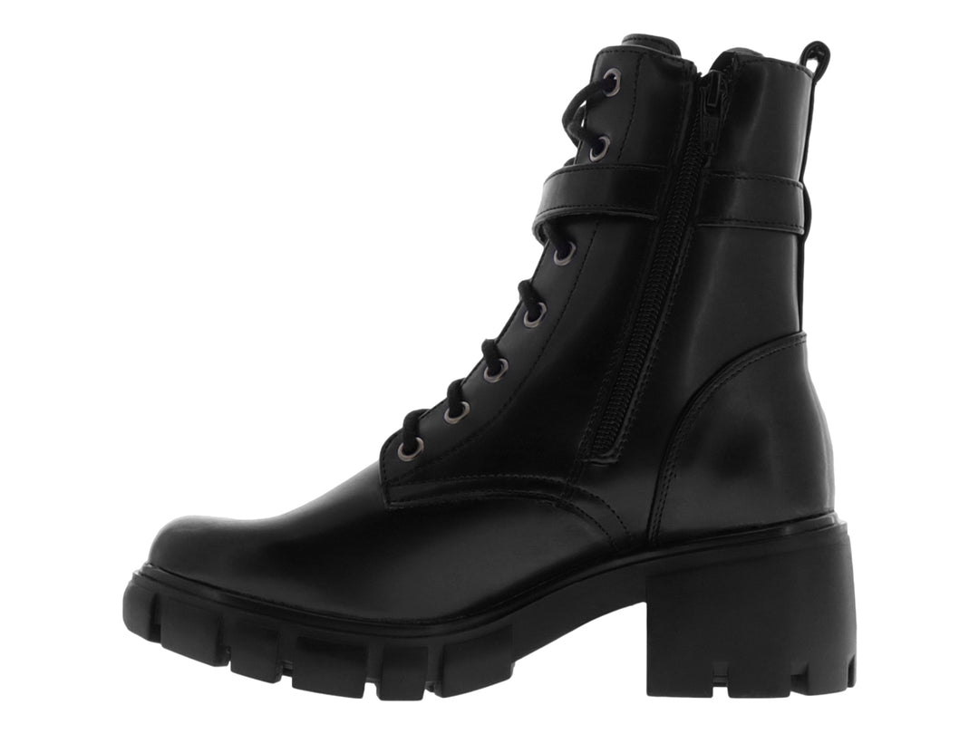 Botas negras de caña media con agujetas, hebilla lateral y suela track gruesa.