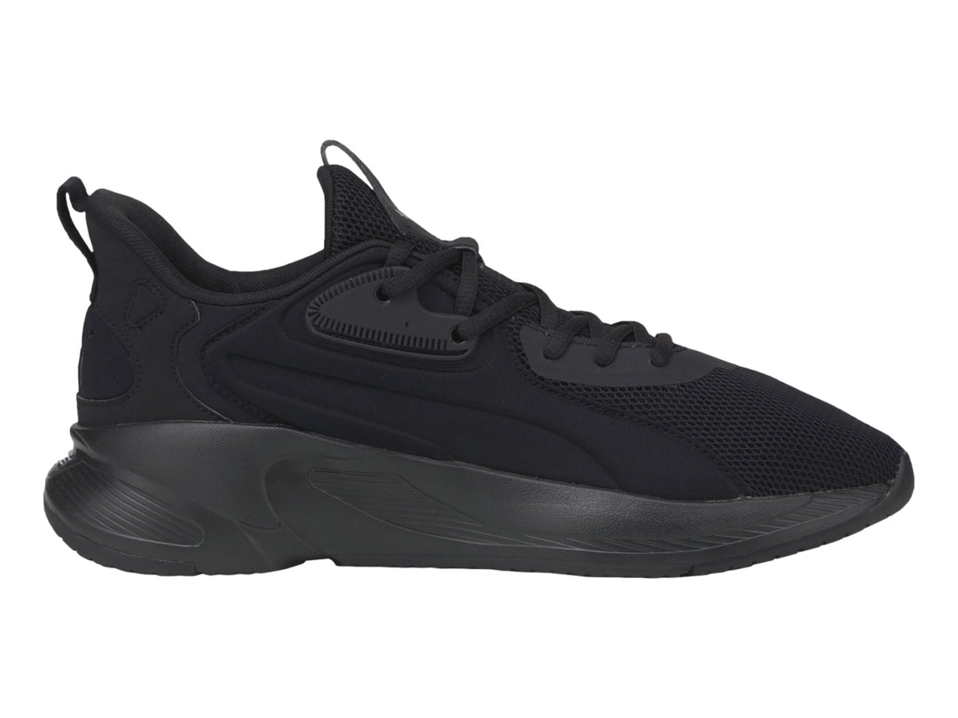 Tenis deportivos PUMA de color negro con suela gruesa y parte superior de malla.