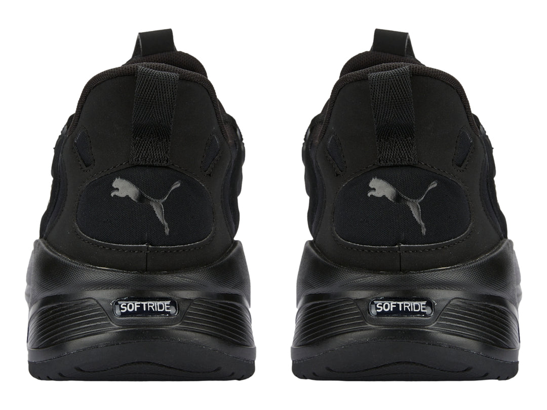 Tenis deportivos PUMA de color negro con suela gruesa y parte superior de malla.