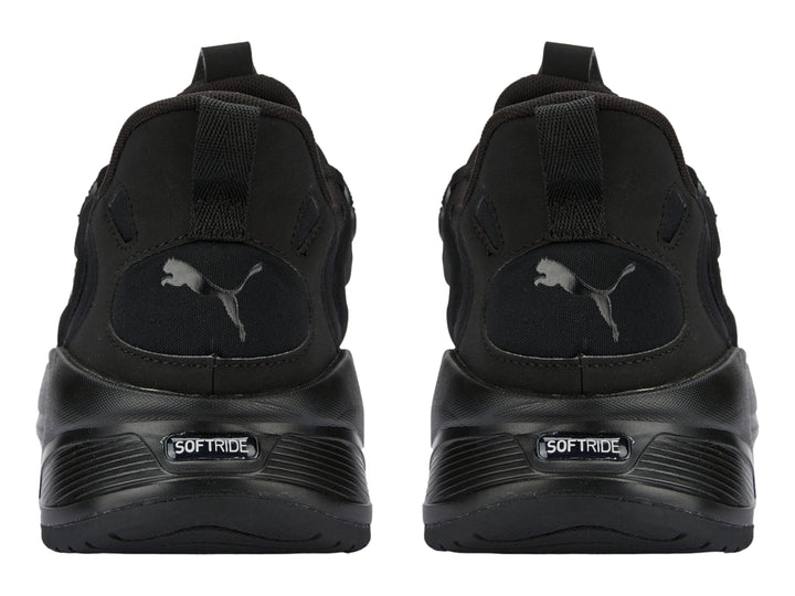 Tenis deportivos PUMA de color negro con suela gruesa y parte superior de malla.