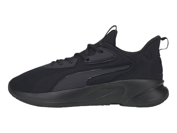 Tenis deportivos PUMA de color negro con suela gruesa y parte superior de malla.