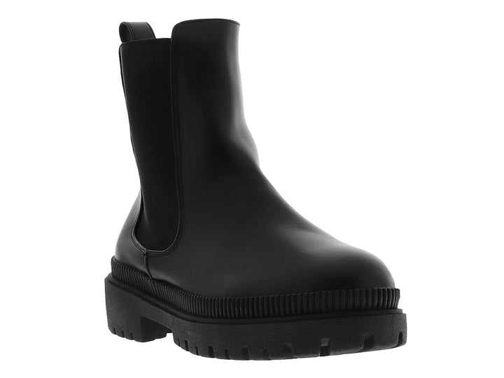 Bota Chelsea color negro con suela track gruesa y acabado liso.