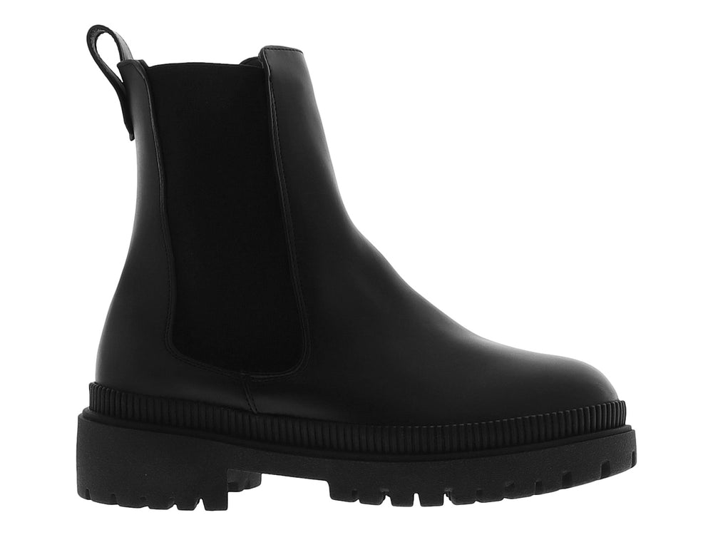 Bota Chelsea color negro con suela track gruesa y acabado liso.