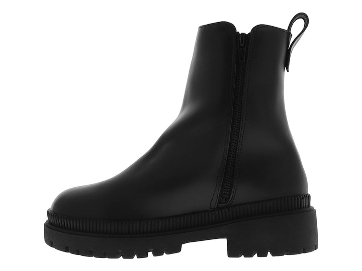 Bota Chelsea color negro con suela track gruesa y acabado liso.