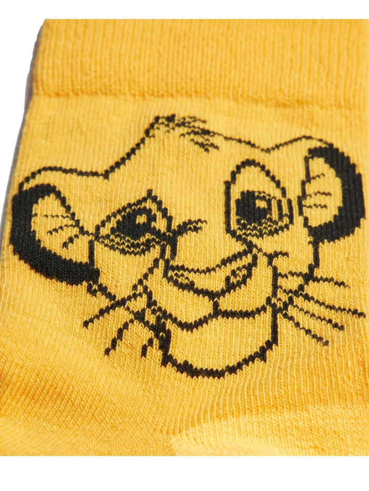 Par de calcetines Adidas con diseño de El Rey León en colores negro y amarillo dorado.