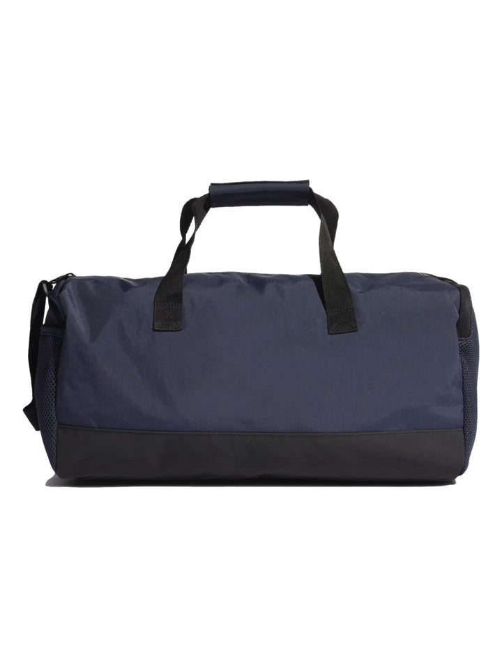 Bolsa de deporte Adidas en color azul marino y negro con asas y correa ajustable.