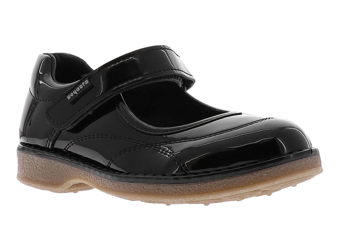 Zapato infantil de charol negro con correa y suela color café.