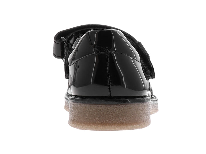 Zapato infantil de charol negro con correa y suela color café.