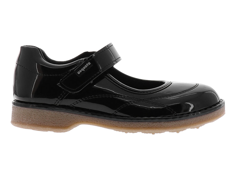 Zapato infantil de charol negro con correa de ajuste y suela marrón.