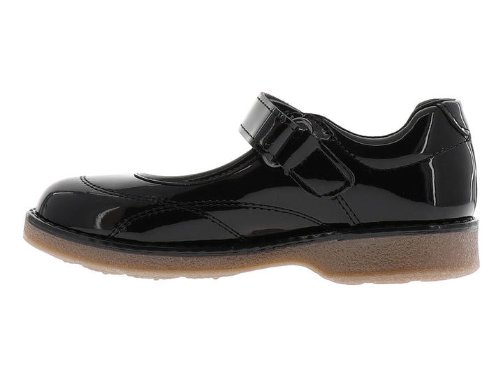 Zapato infantil de charol negro con correa de ajuste y suela marrón.