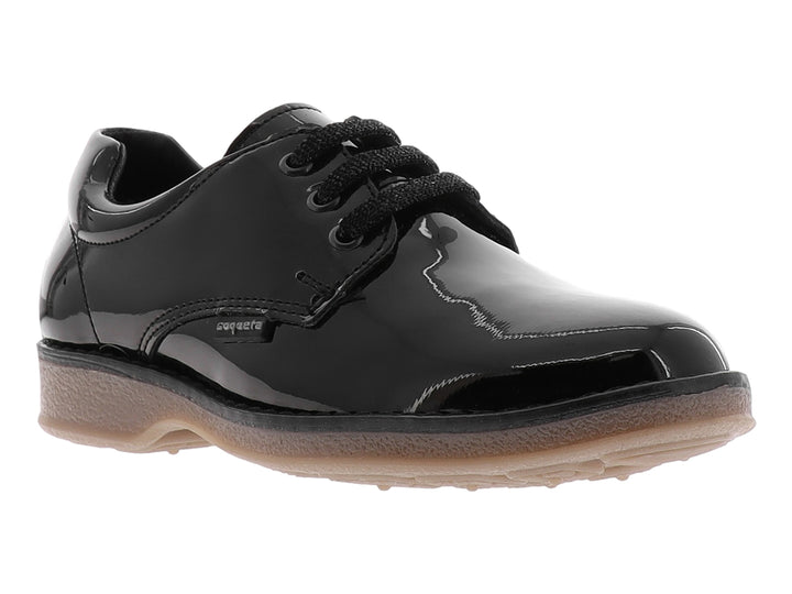 Zapato infantil de charol negro brillante con agujetas y suela café claro.