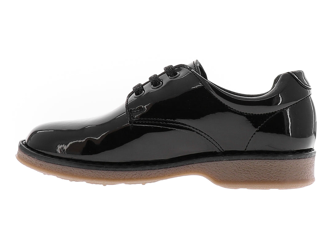 Zapato infantil de charol negro brillante con agujetas y suela café claro.