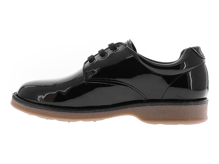 Zapato infantil de charol negro brillante con agujetas y suela café claro.