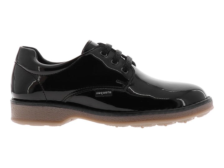 Zapato infantil de charol negro brillante con cordones y suela color café claro.
