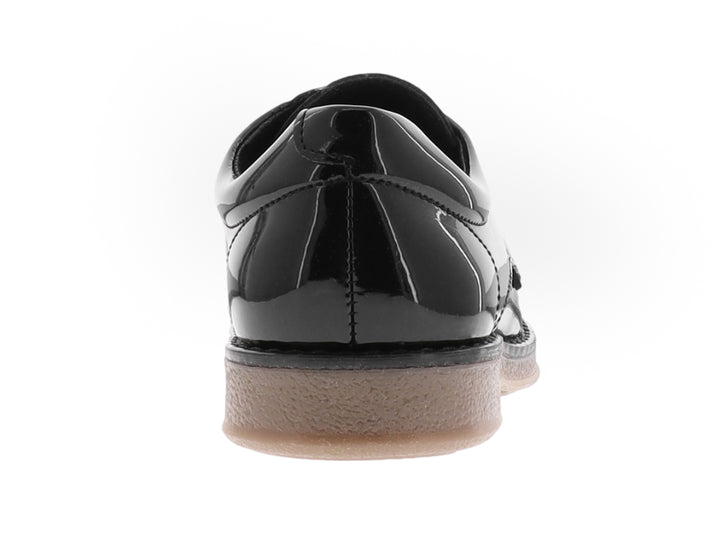 Zapato infantil de charol negro con agujetas y suela color café claro.
