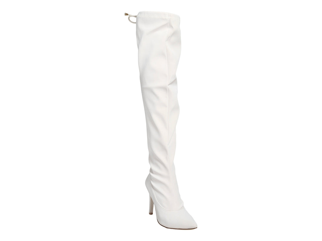 Botas altas color blanco leche con tacón delgado y punta fina para mujer.