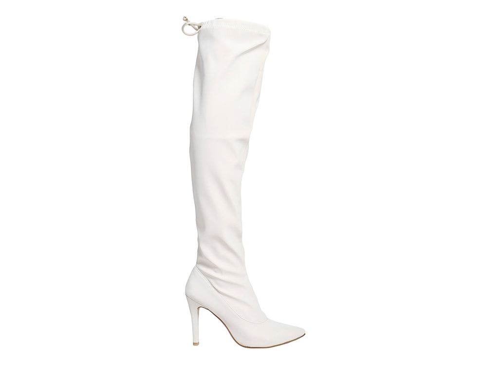Botas altas color blanco leche con tacón delgado y punta fina para mujer.