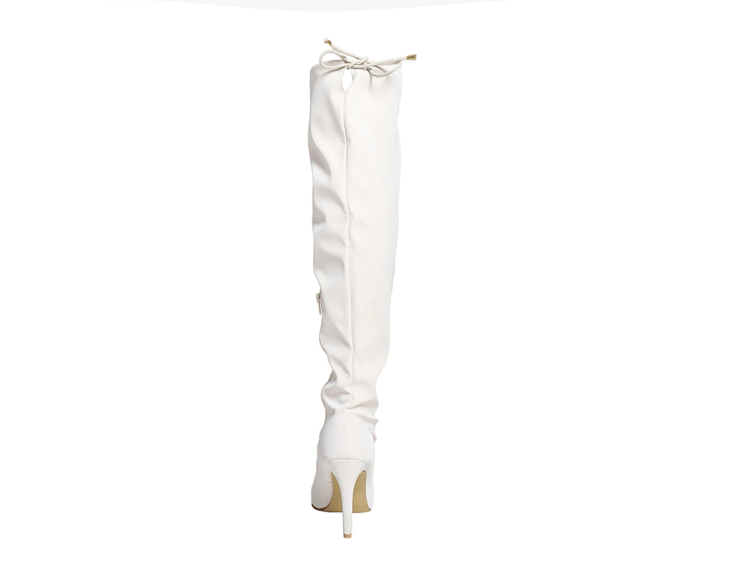 Botas altas color blanco leche con tacón delgado y punta fina para mujer.