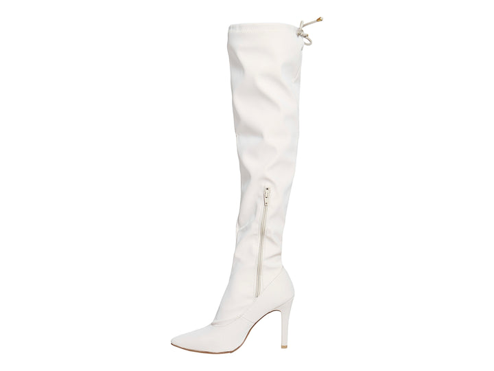 Botas altas color blanco leche con tacón delgado y punta fina para mujer.