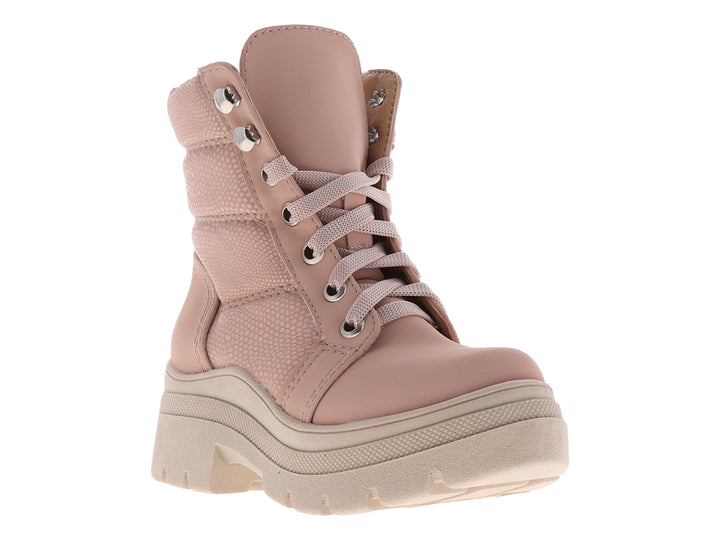 Botas color rosa palo con suela track gruesa y cordones, modelo Dulcina de Nomadas.