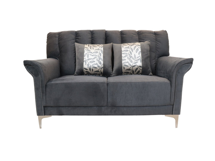 Conjunto de dos sofás color gris con cojines decorativos y patas metálicas sobre fondo blanco.