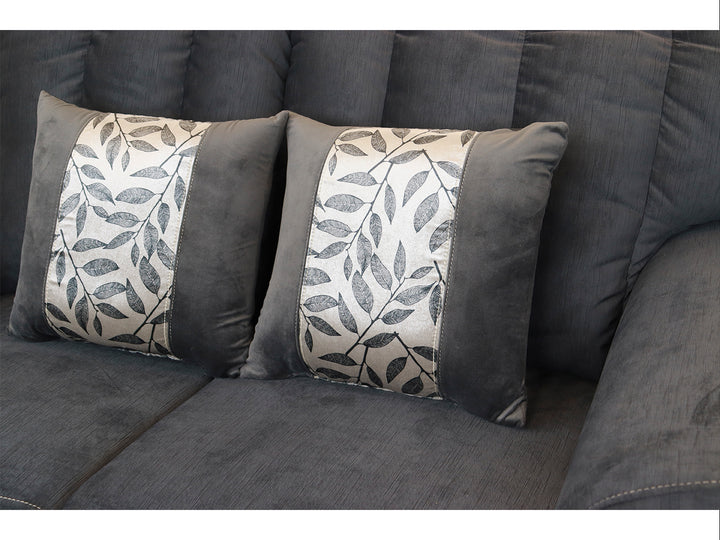 Conjunto de dos sofás color gris con cojines decorativos y patas metálicas sobre fondo blanco.