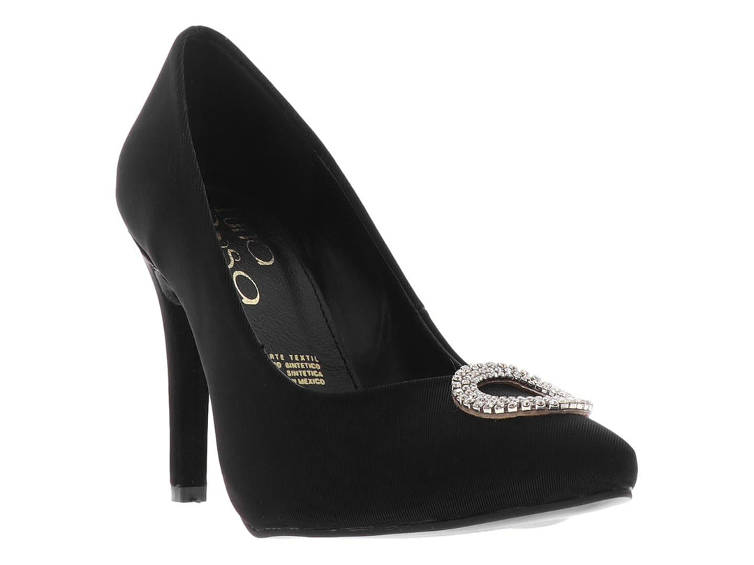 Zapato de tacón alto color negro con un adorno brillante en la punta.